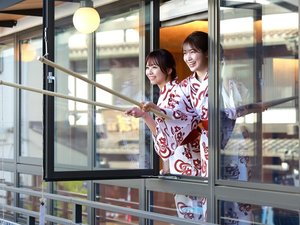 【祇園祭り】窓からおひねりをお渡しいただけるように、おひねり棒をご用意しております。