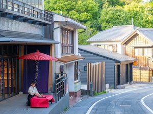 【外観】成田駅前から約800m続く表参道に佇む当館で癒しのひと時を。