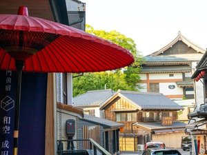【外観】成田駅前から約800m続く表参道に佇む当館で癒しのひと時を。