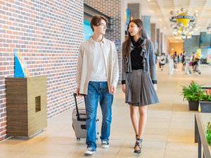 ロビーにはにぎやかなデコレーションが広がり、ゲストのみなさまをお出迎え。