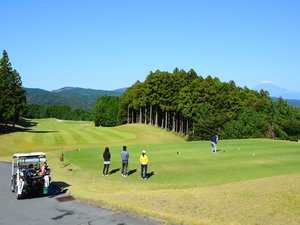 【ゴルフ|絶景コース】遠くに富士山を望む贅沢なロケーション。仲間と笑い、心ゆくまでプレーを堪能。