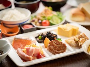 【朝食|ホテル自慢の朝食】地元の味を詰め込んだ満足の一膳。心ゆくまでご堪能あれ。