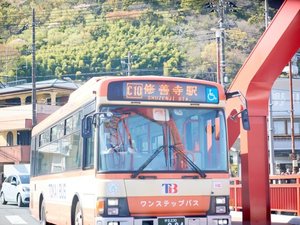 【周辺スポット|修善寺駅バス】温泉街や各名所へ。移動中も車窓からの景色を楽しめる、便利な地域の足。