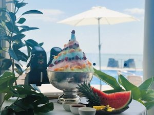 巨大レインボーかき氷(7/18〜8/23)毎日16:00〜 プールサイド・先着順(なくなり次第終了)※無料