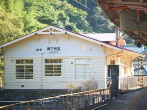 The Railway Hotel  ����R �Q�w�S���̎{�ݎʐ^1