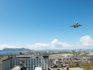 【外観】部屋や露天風呂から飛行機を眺められることも