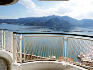 【眺望】海側の部屋からの眺望です。バルコニーからは美しい瀬戸内海を望む絶景が自慢です。
