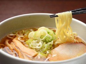 【夜鳴きそば】醤油ベースのラーメンを無料でご準備しております。(イメージ)