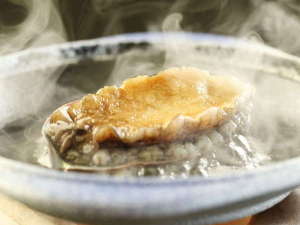 【あわび酒蒸し】国産の活き鮑を目の前でじっくりと眺めながら味わうのは贅沢の極み!