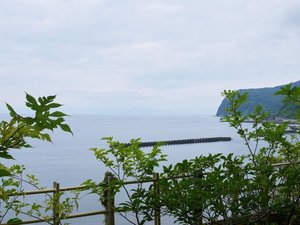 【金沙の湯・男湯】露天風呂でミネラルたっぷりの潮風&波の音を楽しみながらご入浴♪