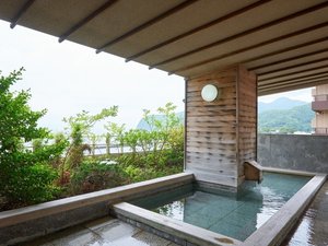 【金沙の湯・男湯】露天風呂でミネラルたっぷりの潮風&波の音を楽しみながらご入浴♪