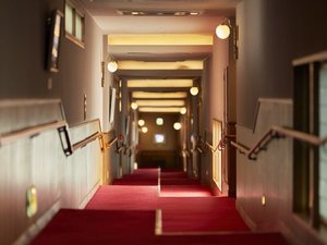 ■廊下|客室へと続く廊下は緩やかなスロープ状となっております