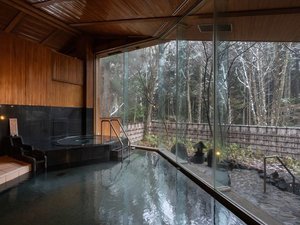 ■大浴場|広々とした内湯に、木々に囲まれた露天風呂もございます
