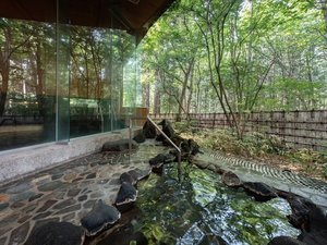 ■露天風呂|とろみのある湯質が特徴の100%源泉掛け流し温泉