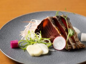 ■ローカルメニュー夕食「カツオのたたき」土佐流はニンニクたっぷりにゆずを絞って!