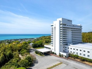 ホテルと土佐湾。時に潮風を感じ、水平線の先に思いを馳せる。