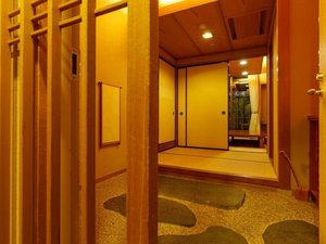 新露天風呂客室(二間)|和の趣を感じる客室入口