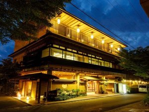外観|夜のライトアップで昼とは違った雰囲気に