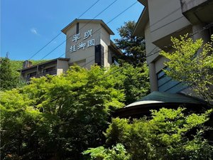 外観|緑に包まれる夏の翠明