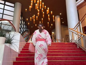 館内|赤い絨毯の階段で温泉旅館らしいひとときを