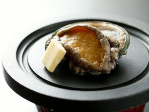 夕食一例|香ばしく焼き上げる鮑の踊り焼き