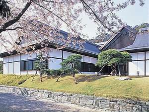 徳島中央公園は徳島城跡敷地に広がる自然豊かな公園です。季節の花々を楽しむことができます。徒歩10分