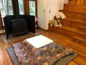 ・集いの部屋 「ふくろう D」お部屋にこたつ・薪ストーブを設置!(冬季限定)