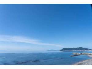 中央館海側客室から望む津軽海峡と函館山。天気が良いと青森県も見えます。