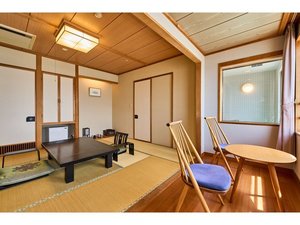 【展望風呂付客室】「東海亭」檜の浴室:お客様専用のお風呂で、心ゆくまで温泉をお楽しみいただける和室。