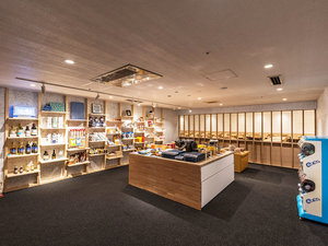 【おみやげ売店「道」】北海道や函館定番の名産品をお買い求めいただけるスーベニアショップです。