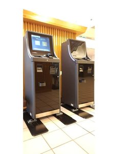 【自動精算機】ご自身で清算をしていただき、フロントでルームキーを返却するだけ