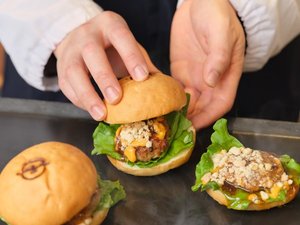 【朝食】当ホテルオリジナルの「湯の浜バーガー」はライブキッチンで出来立てをご提供。