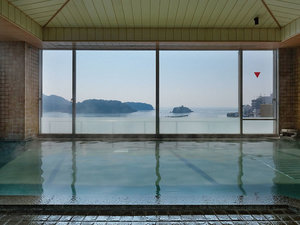 【湯巡り特典「鴎風亭」】朝には美しい朝焼けが。夜には水面に映る月明かりが。