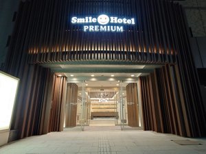 自動ドアは防犯上、23:00を回りますと施錠される仕組みになっております。