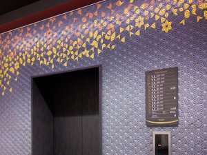 【エレベーターホール】加賀五彩の5色が散りばめられた、落ち着いた雰囲気となっております。