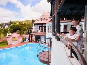 UEv[][g(The Pool Resort OKINAWA)̎{ݎʐ^1
