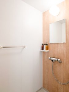 【シャワーブース(ツインルームA・和室)】オーガニックのシャンプー類をご用意しております。