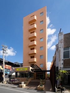 【ホテル本館全景】ホテル本館(B棟)でございます。 写真の入口が正面エントランスでございます。