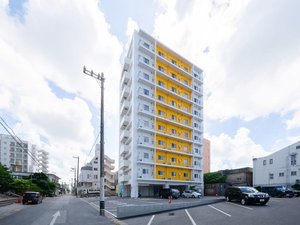 【ホテル新館全景】ホテル新館(A棟)でございます。 新館の横にホテル駐車場がございます。