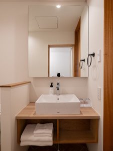 【シンク(新館:ツインルーム・和室)】段差のないフラットな作りになっております。