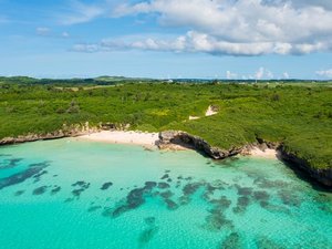 【砂山ビーチ】砂丘を越えてたどり着く秘境ビーチ!白い砂と透明度の高い海が魅力♪