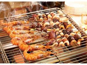 【シーサイドビュッフェ】海鮮炉端焼きコーナーではエビ、イカなどが並びます。