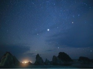 要予約有料プログラム「浄土ヶ浜ナイトツアー」。夜の浄土ヶ浜を散策します。※2名様以上で予約可。