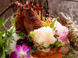 ■夕食■ 爽烈な美と甘みを閉じこめた、赤の主役 “伊勢海老” を、瑞々しいお造りで。