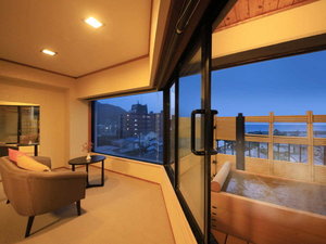 駿河湾を望む露天風呂付きの客室※イメージ