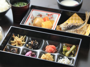 【朝食】彩鮮やかな小鉢が並ぶ和朝食 ※イメージ