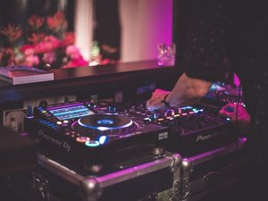 ���T�y�j���ɊJ�Â���� DJ�i�C�g��18���`20���~���[�W�b�N�^�C���A 20���`22�� DJ�^�C����