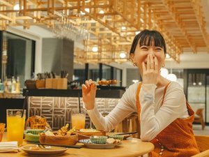 ���s�ɋ��Ȃ���A�C�y�Ƀ^�C���������y���݂���������u�\�C �M�����v�B