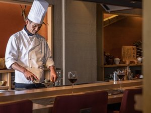 �y�S�Ă��z�J�E���^�[�̖ڂ̑O�Œ������邽�߁u����E���E���o�v���_�C���N�g�Ɋy���߂܂��B