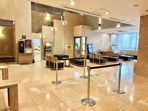 ロビーには3つカウンターがございます。